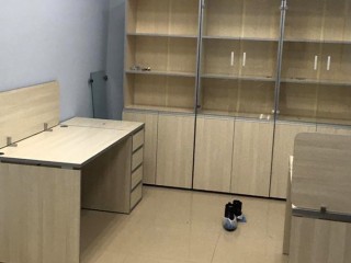 Комплект белой офисной мебели